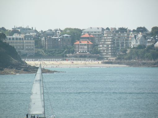  la grande plage de Dinard vue depuis les remparts de Saint-Malo